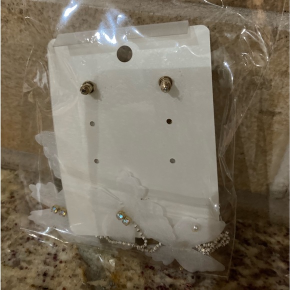 ROMANTIC TEMPERAMENT LOVE PEARLS BUTTERFLY EARRINGS - Picture 2 of 3